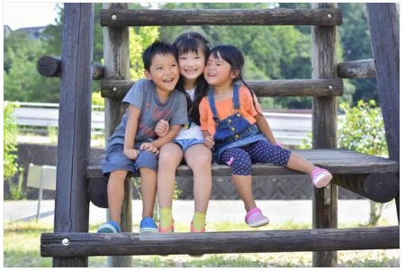 公園で仲良くする子どもたち