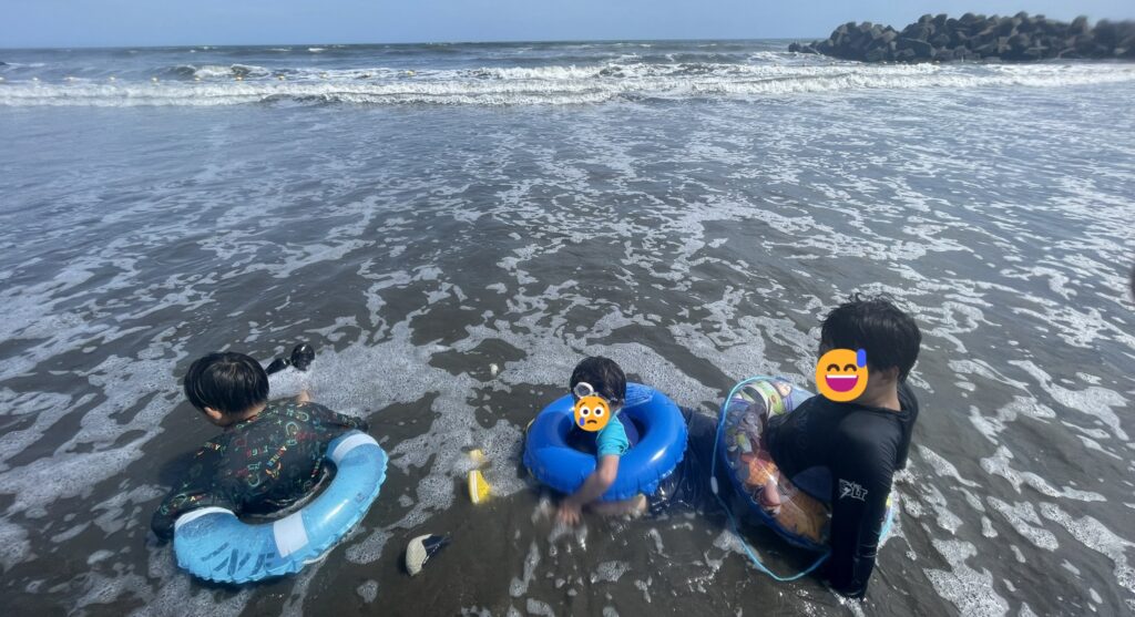 矢指ケ浦海水浴場で遊ぶ親子