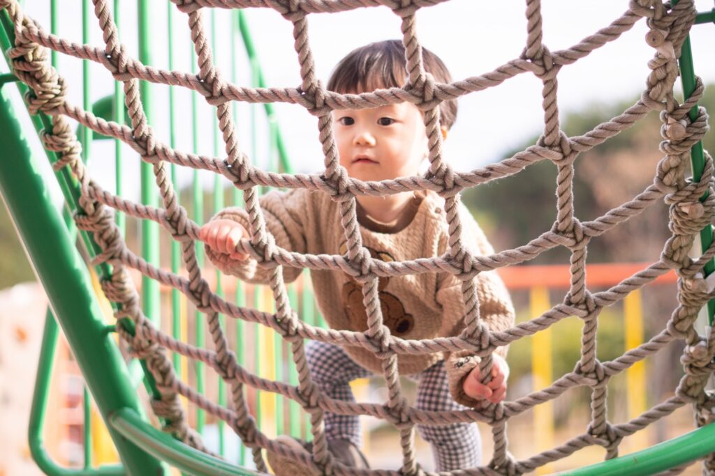 縄梯子を登る男の子